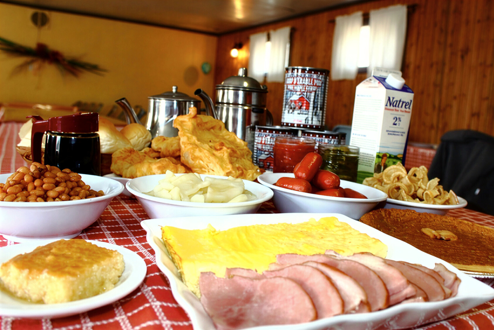 Table garnie d'un repas complet de cabane à sucre